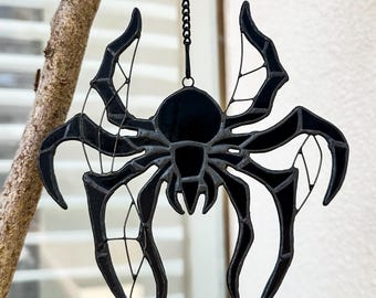 Stained Glass Halloween Spider Suncatcher – Creepy Gothic Window Decor, Handmade Spooky Gift, Black Spider Ornament for Halloween