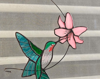 Stained Glass Hummingbird Suncatcher – Nature-Inspired Window Decor, Bird Ornament, Fairy Garden Hanging, Custom Handmade Gift for Her