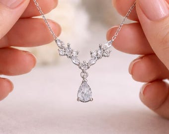925 sterling silver necklace with teardrop-shaped zircon stone - rhodium plated.