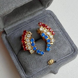 KRAMER de NOVA YORK Vintage banhado a ouro azul vermelho e transparente strass minimalista elegante clip-on brincos, era dos anos 50, assinado
