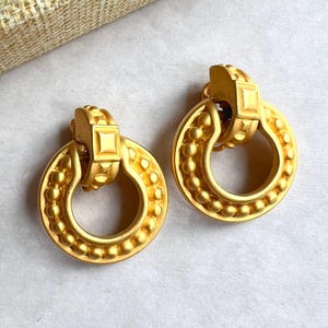 GIVENCHY Paris New York Vintage Matt Gebürstet Gold Ton Metall Setting Pebbled baumeln Ohrclips, 80er Jahre, signiert