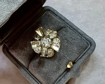 Vintage kleine bloem helder kristallen pin broche in donker zilver metalen setting uit de jaren 50