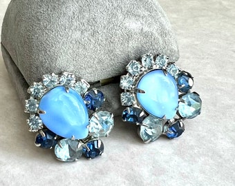 Pendientes de clip ovalados brillantes con cabujones azules vintage y cristales de aguamarina en montura de metal plateado