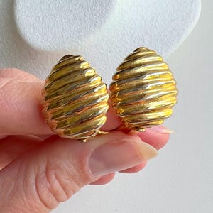 LES BERNARD Vintage Gold Metal Setting Ribbed Tear Classic Clip-on Earrings, 80s Era, Signed