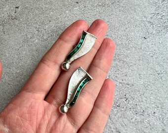 Vintage Silver Metal Setting Emerald Baguette Rhinestones Ribbon Shape Clip-on Modernist Earrings