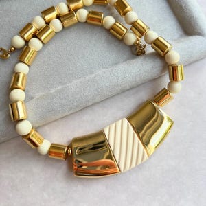 Colar gargantilha deslumbrante com peça de anúncio vintage NAPIER, em metal dourado e centro de mesa em marfim, anos 70, assinado