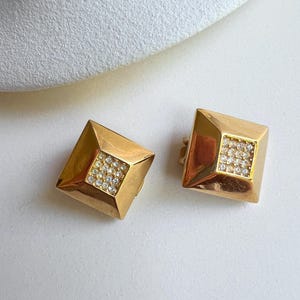 Orecchini a clip vintage brevettati CHRISTIAN DIOR, anni &#39;60-&#39;70, con cristalli trasparenti quadrati e pavé di strass e montatura in metallo dorato lucido, firmati