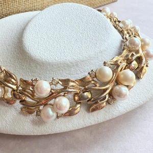 Pulsera vintage CROWN TRIFARI de los años 50 y 60 con engaste de metal dorado pulido, perlas de imitación y cristales transparentes, años 60, firmada.