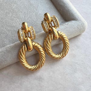GIVENCHY Paris New York Vintage Gold Metallfassung und klare Kristalle Gerippte Ohrclips, 80er Jahre, signiert