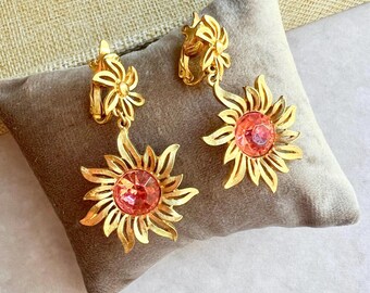 Pendientes colgantes de clip TRIFARI vintage con engaste de metal dorado y flor con detalles rosas, estilo años 70, firmados.