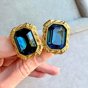 GIVENCHY Vintage Vergoldete Blautopas Strass Lange Achteck Ohrclips, 80er Jahre, signiert, wunderschön!