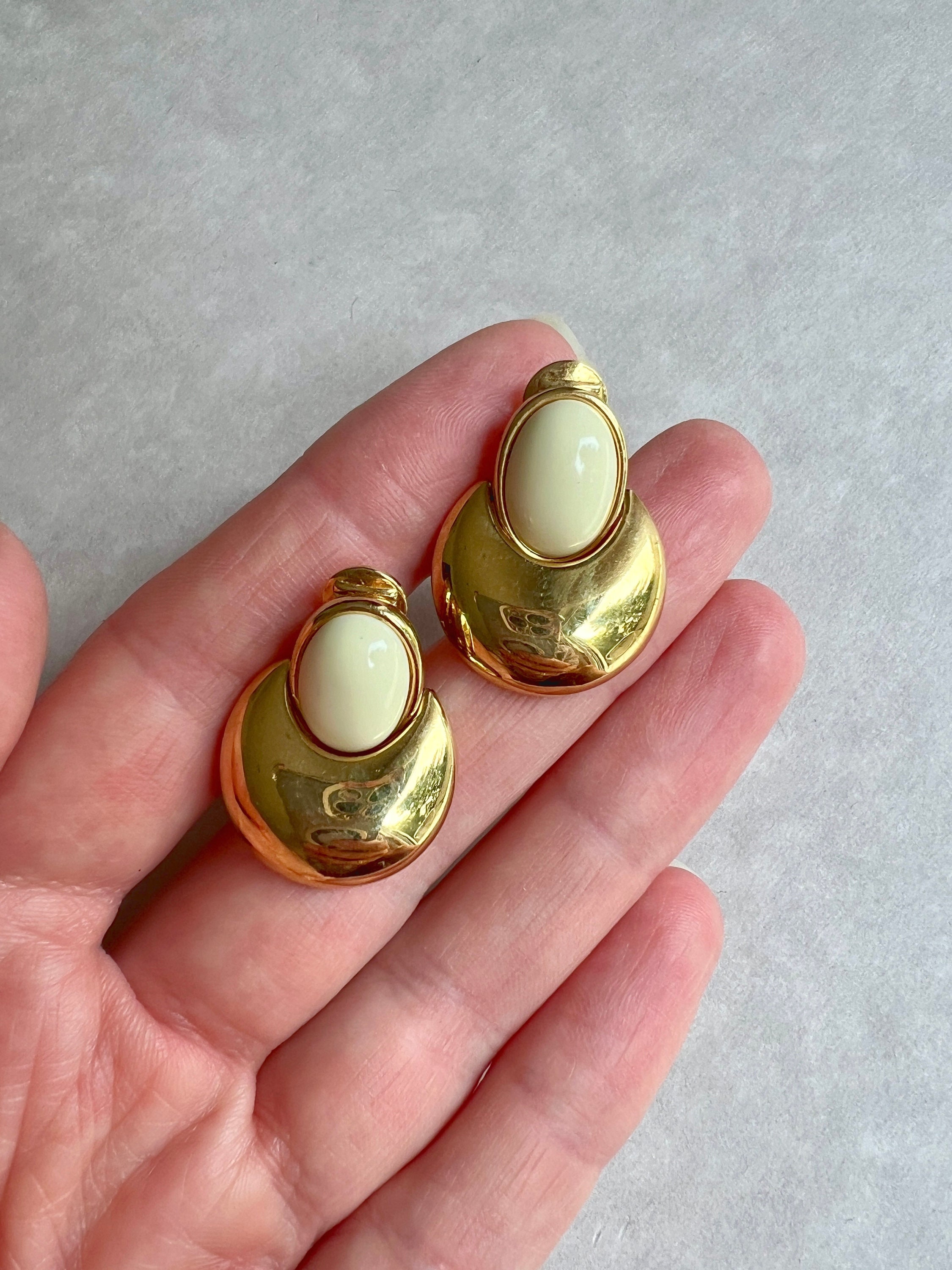Boucles D’oreilles Vintage MONET – Clips Dorés Cabochons Nacrés – Bijou Rétro Femme