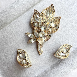 EISENBERG ICE Vintage GORGEOUS Brooch And Clip-on Earrings Set Crystal Rhinestones Gold Tone Metal Finish Setting, Late 50s Era, Signed