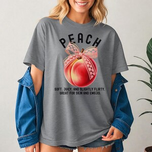 Peaches T-Shirt: Retro Summer Fruit, Botanical Design