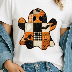 Può includere: T-shirt bianca con un design a fantasma patchwork. Il fantasma è composto da varie toppe a tema Halloween, tra cui un cappello da strega, una zucca e pipistrelli. Il design incorpora colori arancione, nero e bianco, perfetto per la stagione spettrale.