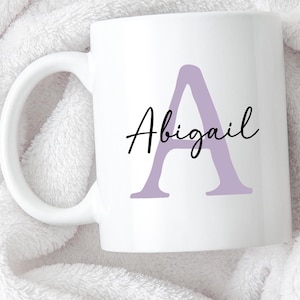 Regalo inicial personalizado para mujer, taza personalizada de color lila con nombre, monograma, taza de té con letras para ella, regalo de dama de honor personalizado en color morado pastel, lindo