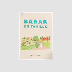 以下が含まれることがあります： ターコイズと白で「BABAR EN FAMILLE」と書かれたヴィンテージ本の表紙。イラストには、赤い家に向かって小道を歩く2頭のゾウが描かれており、背景には牛、鶏、木があります。著者の名前、ジャン・ド・ブリュノフが下にあります。