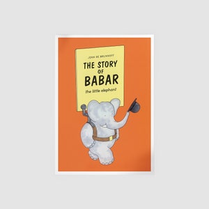 Peut inclure: Une impression encadrée de la couverture du livre "L'Histoire de Babar le petit éléphant". L'illustration montre un éléphant gris tenant une pancarte avec le titre du livre et un chapeau. Le fond est orange.