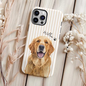 Op de afbeelding: Telefoonhoesje met een illustratie van een Golden Retriever. De hoes heeft een beige en witte gestreepte achtergrond. De naam van de hond, "Willow", staat in script boven een pootafdruk.