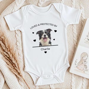Anpassad babybody med husdjursporträtt, Anpassad hundbody, Babyshower, Graviditetsmeddelande, Baby och hund, Nytt syskon, Min nya bästa vän