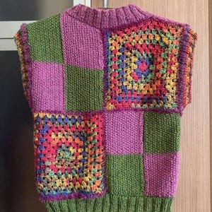 Patchworkowa kamizelka w kwadraty dla babci: bezrękawnik w kratę wykończony futrem