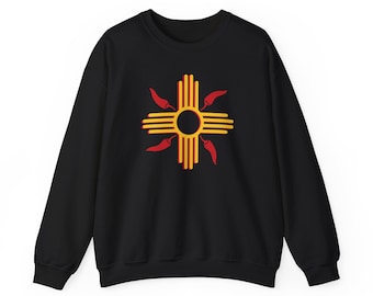 Könnte beinhalten: Schwarzes Sweatshirt mit einer gelben und roten Grafik des Zia-Symbols, einem traditionellen Symbol des Pueblo-Volkes von New Mexico, mit roten Chilischoten drumherum.
