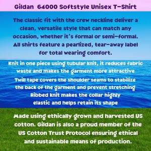 Op de afbeelding: Een informatieve afbeelding over het Gildan 64000 Softstyle unisex t-shirt. De tekst vermeldt de ronde hals, het afscheurbare label, de buisvormige breiconstructie, de schoudernaden met keperband en het gebruik van ethisch geteeld Amerikaans katoen.