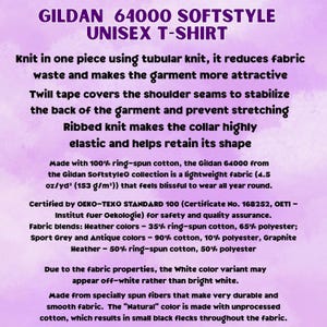 Op de afbeelding: Een informatieve afbeelding voor het Gildan 64000 Softstyle unisex t-shirt. De tekst beschrijft kenmerken zoals de buisvormige breiconstructie, versterkte schoudernaden, een geribbelde kraag en 153 g/m2 katoenen stof.