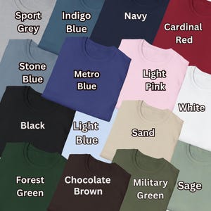 Op de afbeelding: Een collectie t-shirts in diverse kleuren waaronder Sport Grey, Indigo Blue, Navy, Cardinal Red, Stone Blue, Metro Blue, Light Pink, White, Black, Light Blue, Sand, Forest Green, Chocolate Brown, Military Green en Sage.