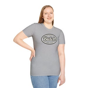 Butch Gay Pride lesbisch Butch Dyke Butch Femme LGBTQ cadeau grappig homo cadeau aangepast gepersonaliseerd lesbisch koppel aandenken zacht T-shirt uniseks afbeelding 17