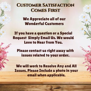 Op de afbeelding: Een klantenservice-informatiekaart met witte madeliefjes en roze bloemen aan de zijkanten. De tekst luidt: Customer Satisfaction Comes First, We Appreciate all of our Wonderful Customers, If you have a question or a Special Request Simply Email Us. We would Love to Hear from You. Please contact us right away with issues related to your order. We will work to Resolve Any and All Issues. Please Include a photo in your email when applicable.