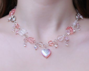 Collar de corazón rosa / cuentas de vidrio checas / encanto de corazón iridiscente, flores, corazones, hojas, estrellas