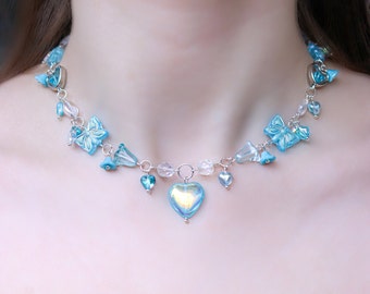 Collar de corazón helado congelado / cuentas de vidrio checo / encanto de vidrio iridiscente azul, flores, corazones. mariposas, copos de nieve