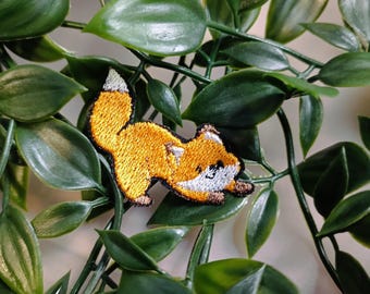 playing fox - embroidered patch