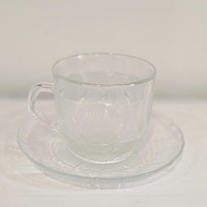 Filiżanka i spodek ze szkła Arcoroc France Fleur w stylu vintage – z teksturowanym wzorem kwiatowym i tulipanami