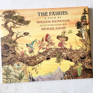 Puede incluir: Portada de libro vintage titulada "The Fairies", un poema de William Allingham, ilustrado por Michael Hague. La portada presenta una ilustración de hadas, un búho y un árbol sobre un fondo amarillo y naranja.