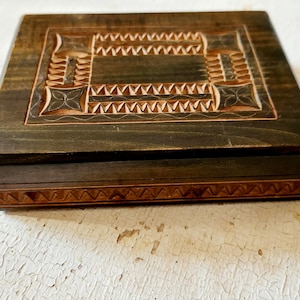 Preciosa caja de madera tallada a mano fabricada en Polonia