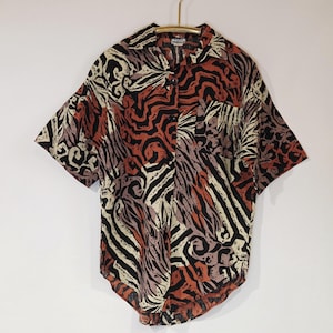 Camisa vintage de Liz Thomas con estampado abstracto de animales / Blusa de manga corta con dos botones