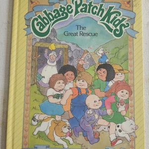 Könnte beinhalten: Ein Vintage-Kinderbuch mit dem Titel "Cabbage Patch Kids: The Great Rescue". Das Cover hat einen gelben Hintergrund mit Illustrationen von Cabbage Patch Kids, einem Hund und einem Schwein. Das Buch ist ein Parker Brothers Story Book, geschrieben von Mark Taylor und illustriert von Jan Brett.