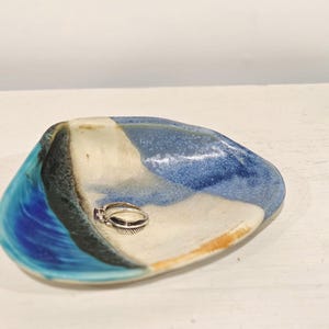 Vide-poches vintage en céramique faite à la main, motif coquillage, porte-bagues à glaçure vague côtière (13,3 cm x 9,5 cm)
