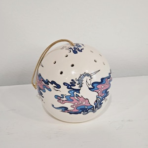 Vintage Einhorn Potpourri Ball, handbemalte Keramik Hängeverzierung, Retro 1980er Jahre Fantasy Dekor
