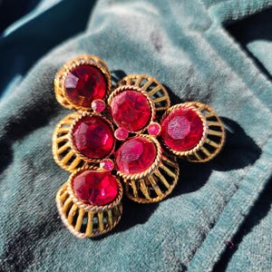 Vintage Coro Rubinroter Strass Brosche, Gold Tone Modernist Anstecknadel