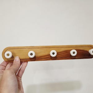 Vintage Mini Holzwandhakenleiste • 5 weiße Keramikknöpfe, Retro-Küchenhalter