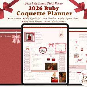 Puede incluir: Tres pantallas de planificador digital que muestran el tema "Sweet Ruby Coquette". El planificador de 2026 tiene un tema de decoración femenina, está totalmente hipervinculado con más de 50 plantillas e incluye pegatinas de calendario gratuitas. Una pantalla está etiquetada como "My Planner".