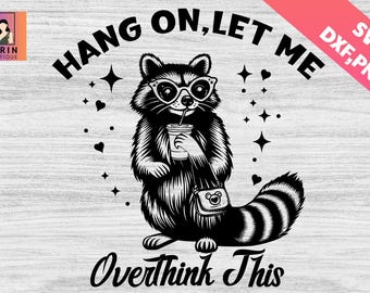 Puede incluir: Ilustración en blanco y negro de un mapache con gafas de sol y sosteniendo una taza. El mapache tiene un pequeño bolso con la cara de un oso. El texto "Hang on, let me overthink this" está escrito alrededor del mapache.