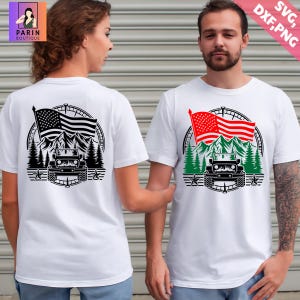 K&ouml;nnte beinhalten: Wei&szlig;e T-Shirts mit einem patriotischen Design mit einer amerikanischen Flagge, Bergen, einem Jeep und B&auml;umen. Das Design ist in Schwarz, Wei&szlig;, Rot und Gr&uuml;n gehalten. Die Shirts werden von einem Mann und einer Frau getragen.