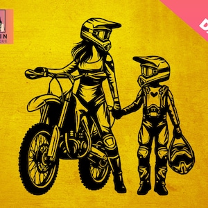 Może przedstawiać: Czarno-biała sylwetka matki i dziecka w kaskach motocrossowych i odzieży motocyklowej. Matka jedzie na motocyklu terenowym, a dziecko trzyma kask.
