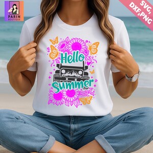 Puede incluir: Camiseta blanca con un diseño gráfico que incluye las palabras "Hello Summer" en turquesa, un jeep negro y girasoles rosas. Mariposas y corazones naranjas rodean el texto y el jeep. Una camiseta casual de verano.