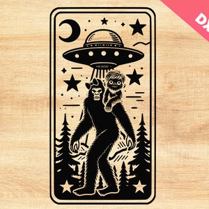 Bigfoot Mama Tarot Card SVG, Sasquatch SVG, Bigfoot SVG, grappige Camping SVG, Bigfoot moeder, UFO SVG, maanster, bos SVG, gepersonaliseerde geschenken, Cricut