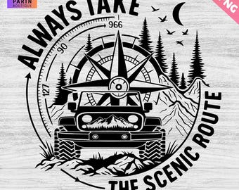 Può includere: Design grafico in bianco e nero con una bussola, una Jeep, montagne e pini. Il testo recita "ALWAYS TAKE THE SCENIC ROUTE". Include il testo "SVG, DXF, PNG".